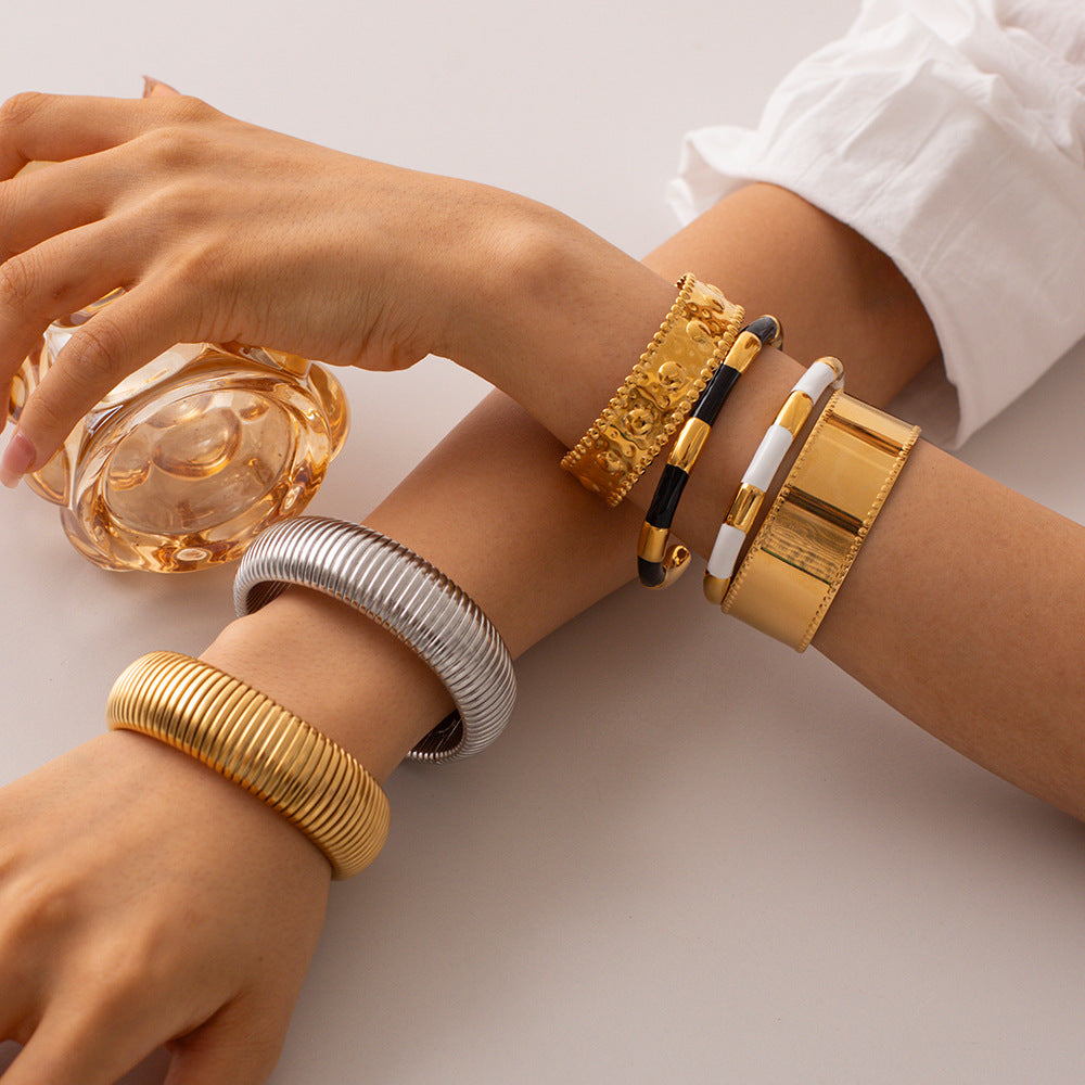 Damen Armreif mit elegantem, geschwungenem Design und hypoallergener Edelstahlverarbeitung Shop Nory