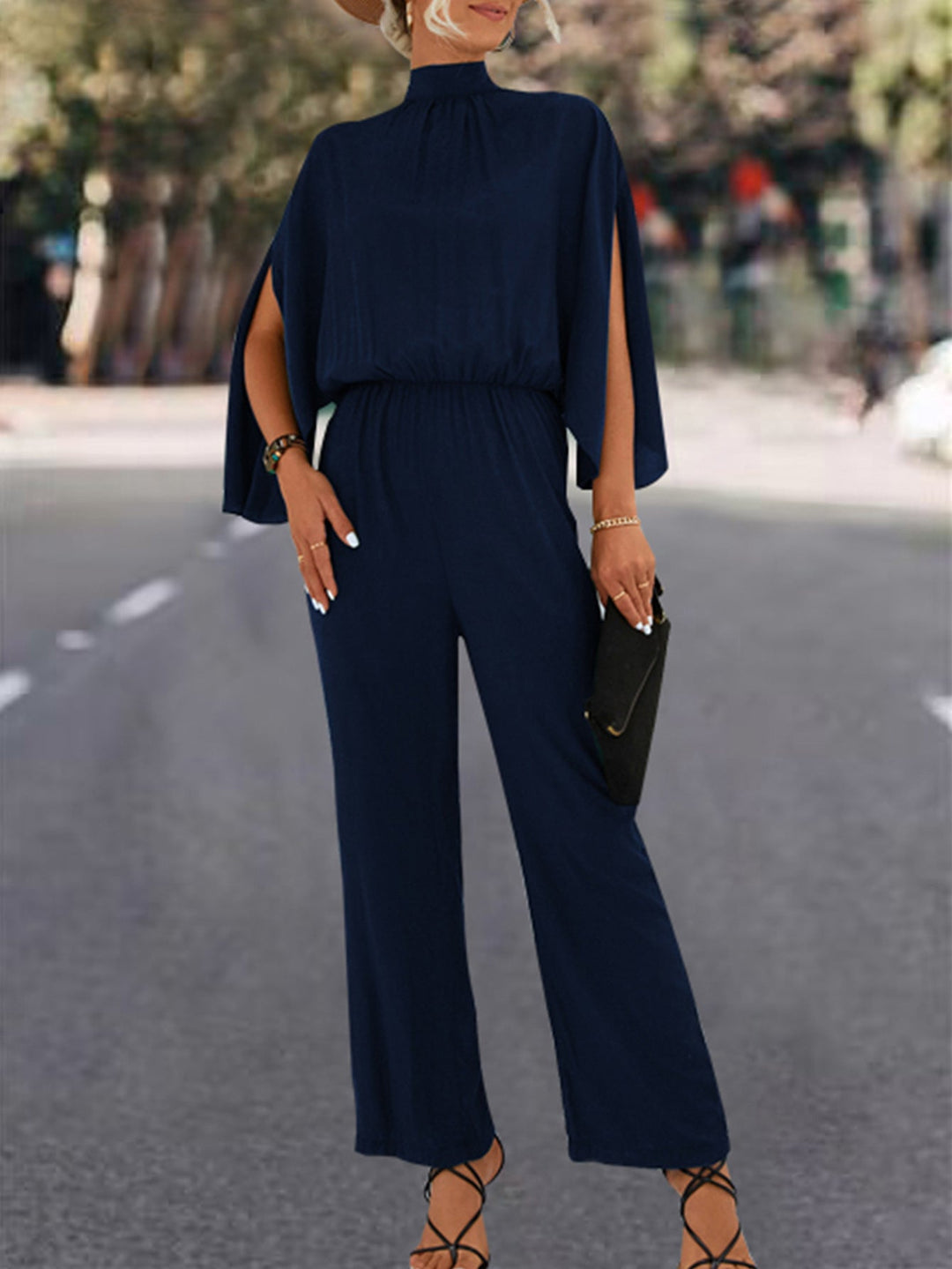 Damen Eleganter Jumpsuit mit fließendem Cape-Design und hochgeschlossenem Ausschnitt