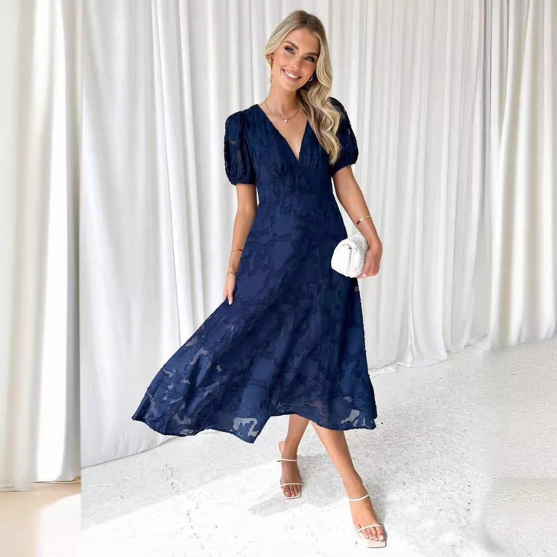 Damen Maxikleid mit floralen Akzenten und voluminösen Puffärmeln