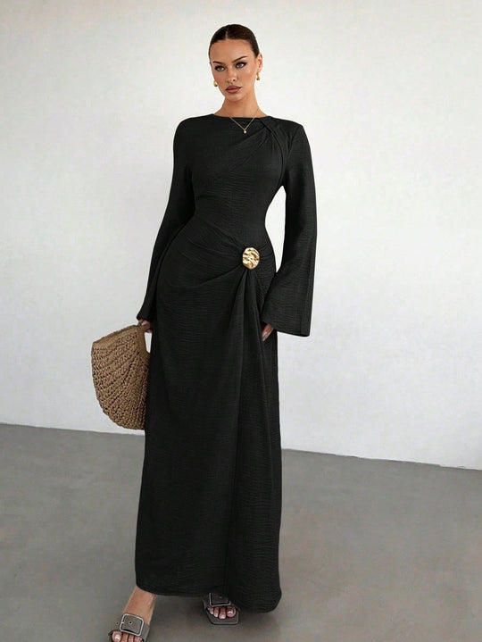 Damen Maxikleid mit Drapierter Taille, langen Glockenärmeln und Zierbrosche Shop Nory
