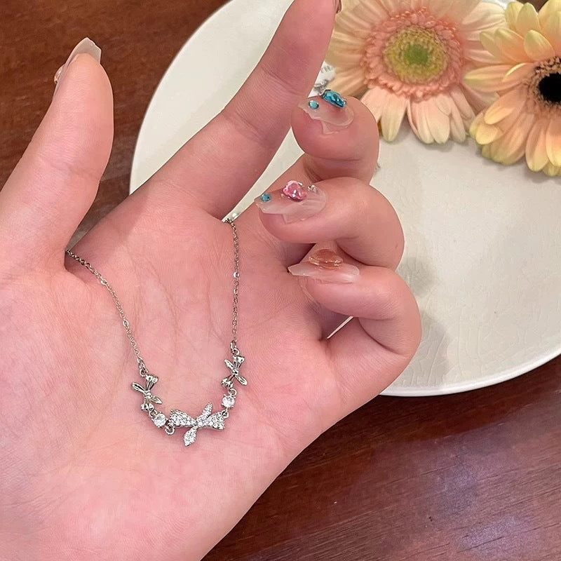 Damen zarte Halskette mit floralem Anhänger und funkelnden Akzenten Shop Nory