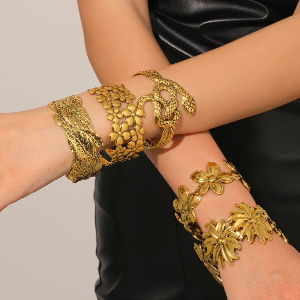 Damen Offener Armreif mit floralem Motiven und kunstvollem Design Shop Nory