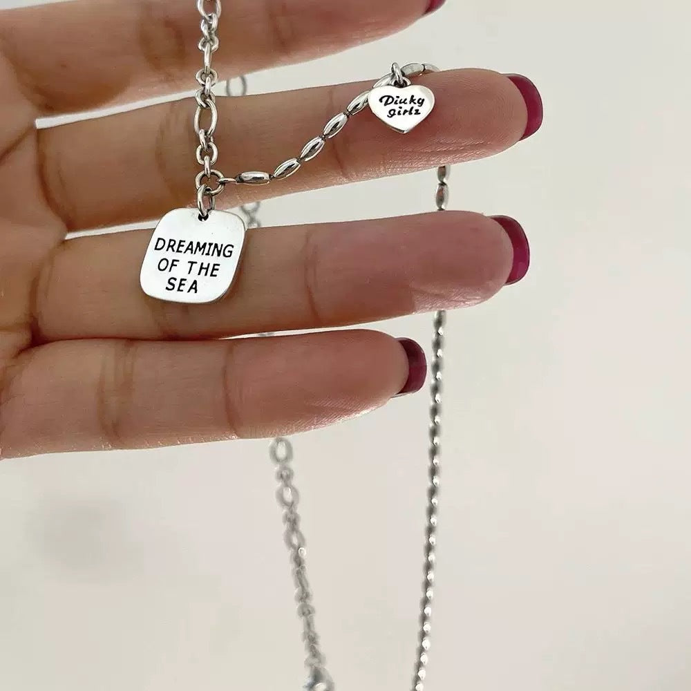 Damen Halskette mit gravierten Anhängern und stilvollen Designelementen Shop Nory