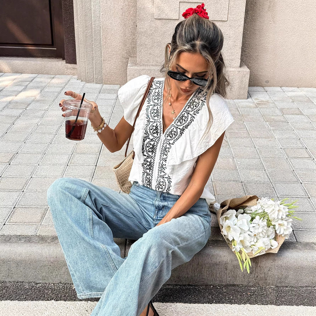 Damen Stickerei-Bluse mit V‑Ausschnitt, Knopfleiste und Volantärmeln Shop Nory