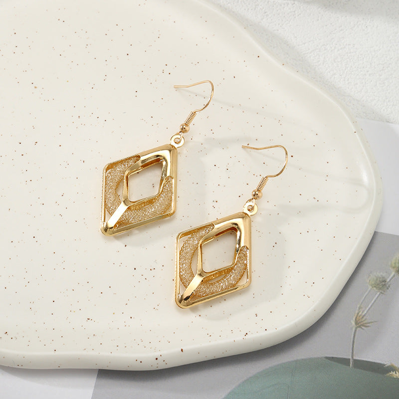 Damen Ohrringe mit filigranem, modernem Design Shop Nory