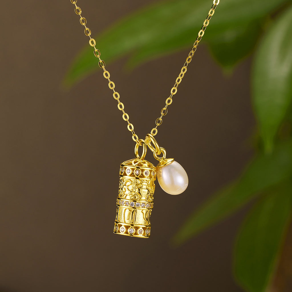Damen Halskette mit kunstvollem Anhänger und hochwertigen Perlendetails Shop Nory