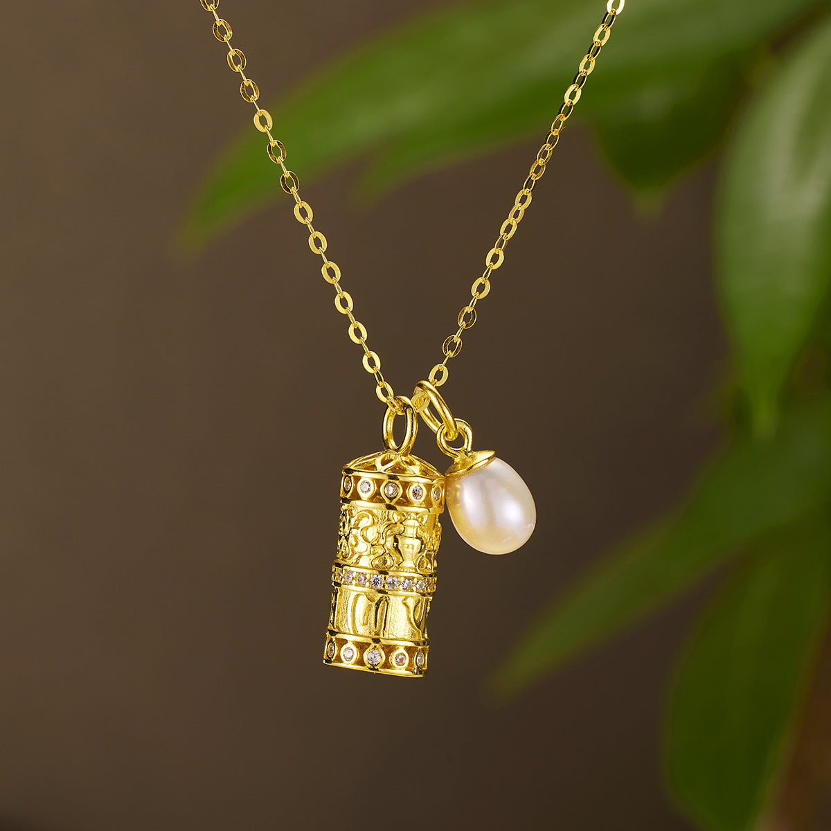 Damen Halskette mit kunstvollem Anhänger und hochwertigen Perlendetails Shop Nory