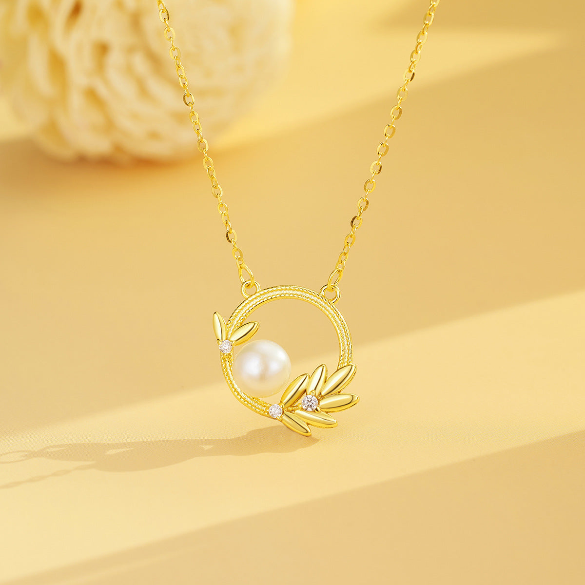 Damen Halskette mit elegantem Perlenelement und filigranem Blätter-Design Shop Nory