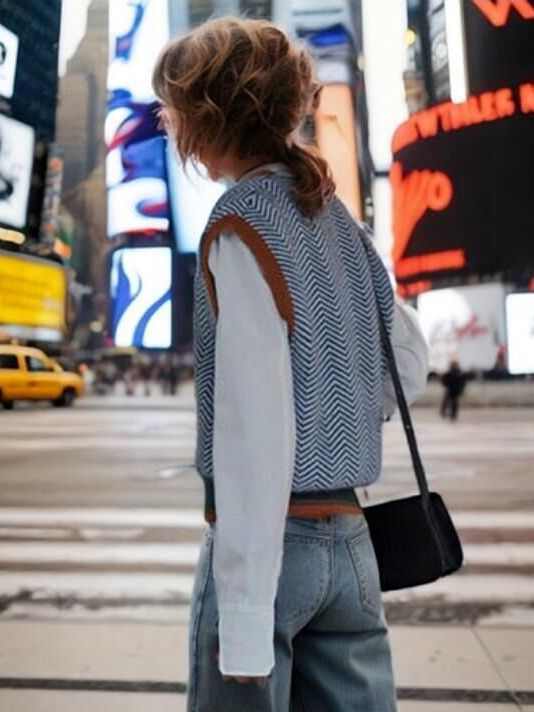 Damen Strickpullover mit V-Ausschnitt und modernem Zickzackmuster
