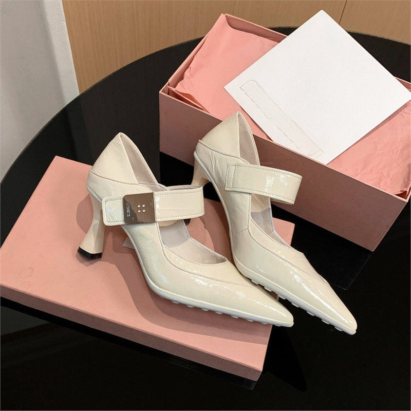 Damen Spitz zulaufende Mary-Jane‑Pumps mit breitem Riemen und geformtem Kitten‑Absatz Shop Nory