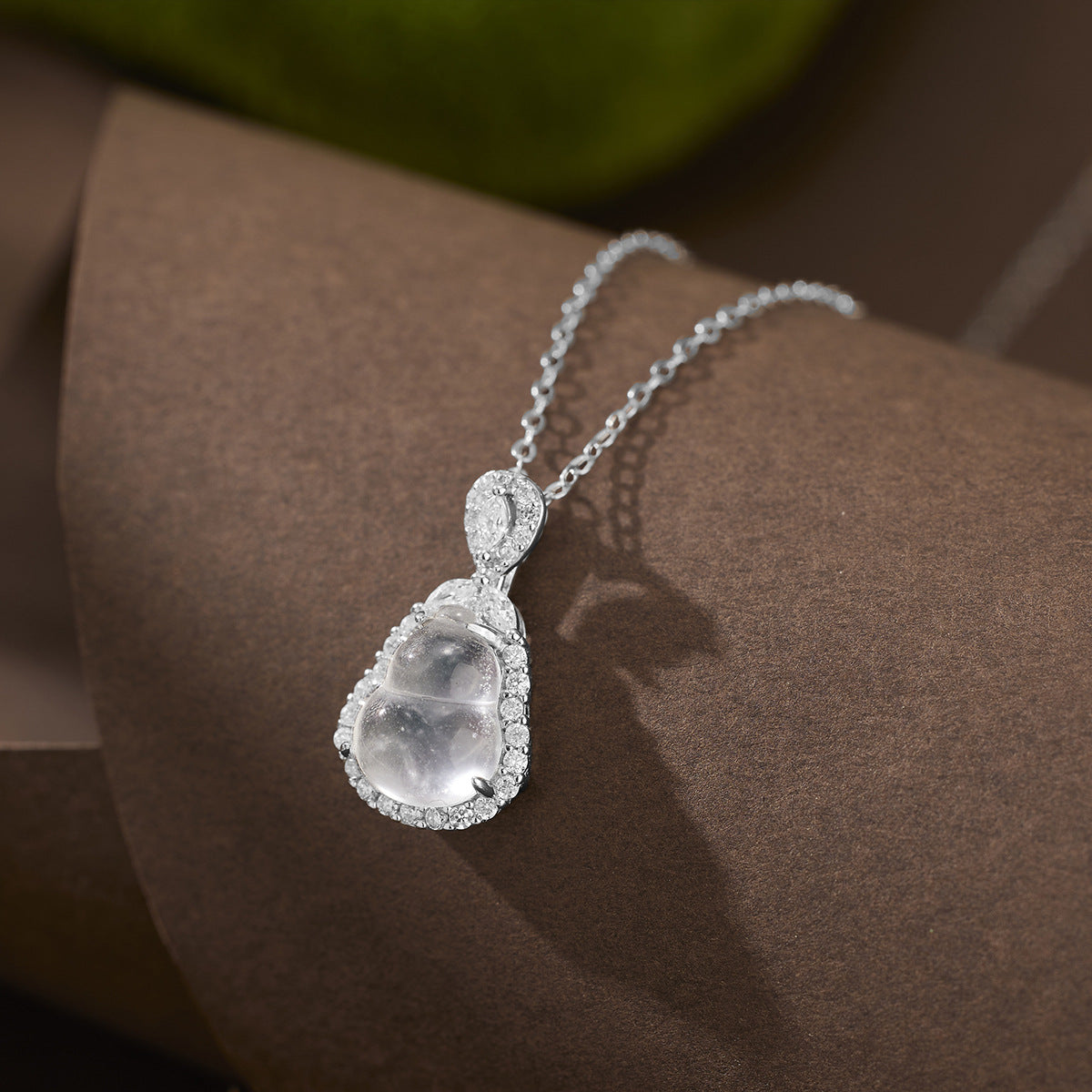 Damen elegante Halskette mit tropfenförmigem Anhänger und funkelnden Zirkonia Shop Nory