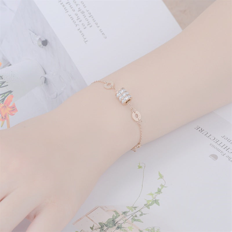 Damen Armband mit funkelnden Zirkonia-Steinen und eleganten Designelementen Shop Nory