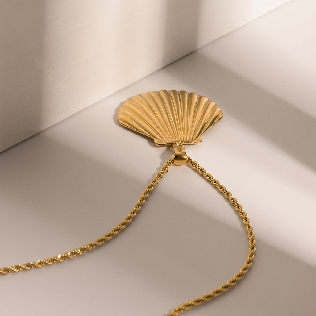 Damen Halskette mit maritimem Muschel-Anhänger und elegantem Kordeldesign Shop Nory