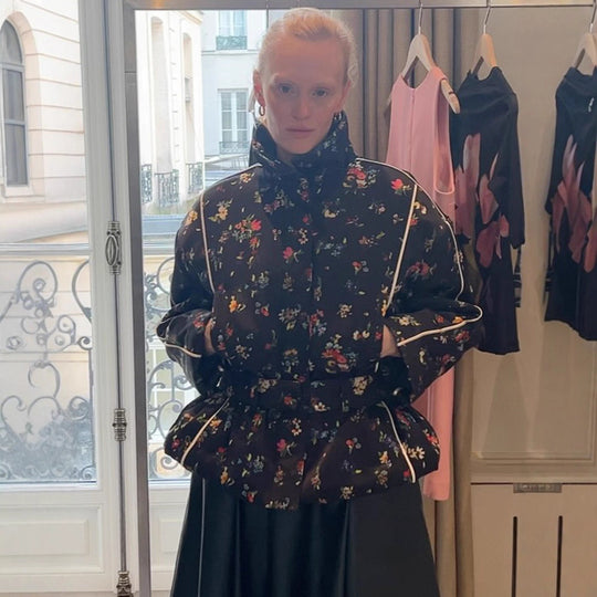 Damen Kurz geschnittene gesteppte Blousonjacke mit hohem Stehkragen, Paspelierung und floralem Allover-Print Shop Nory