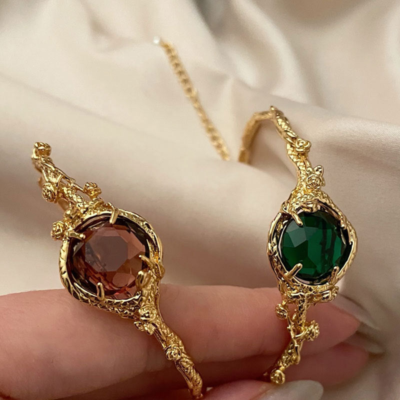 Damen Verzierte Armreif mit kunstvollem Design und facettiertem Edelstein Shop Nory