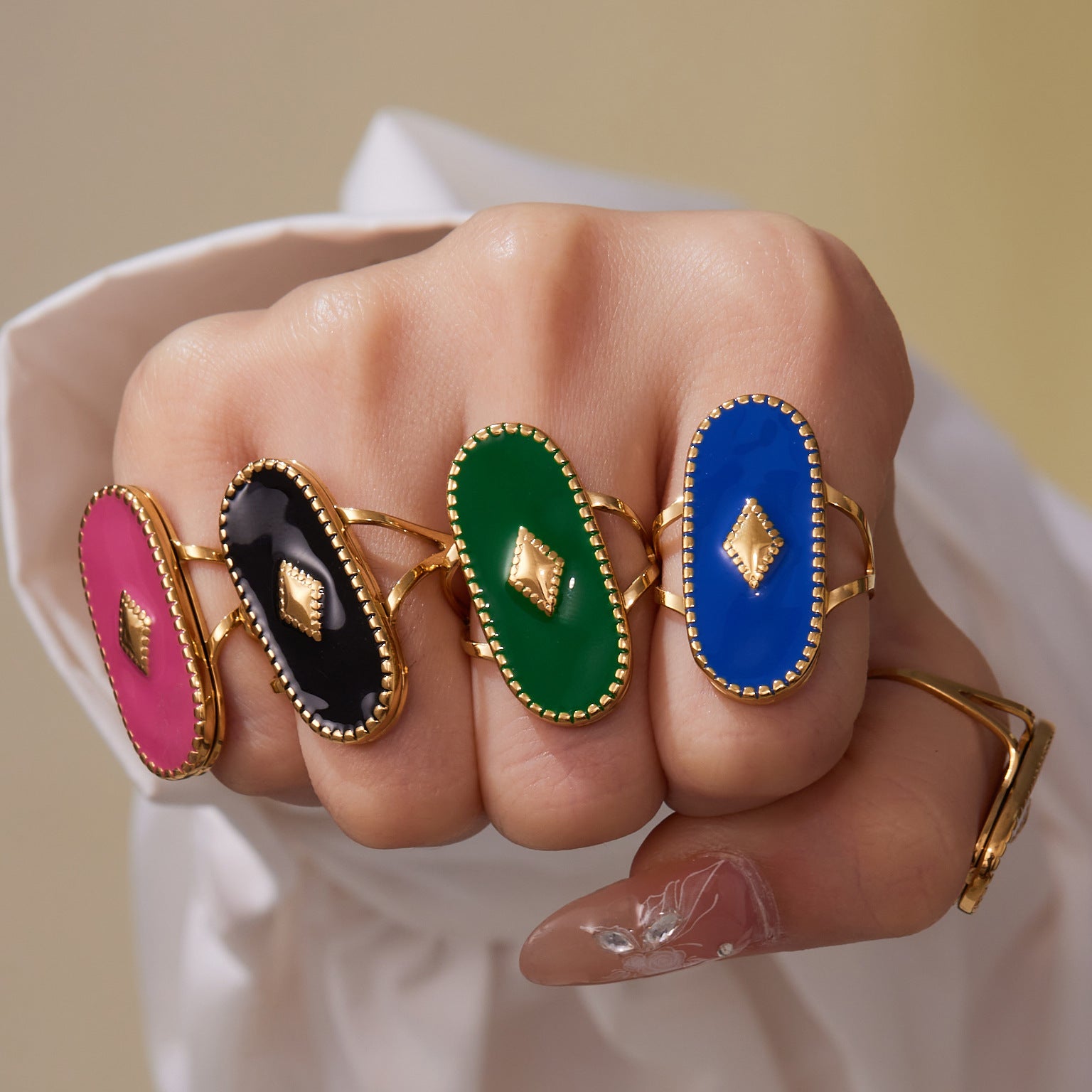 Damenring mit glänzendem Design und zentralem Edelstein Shop Nory