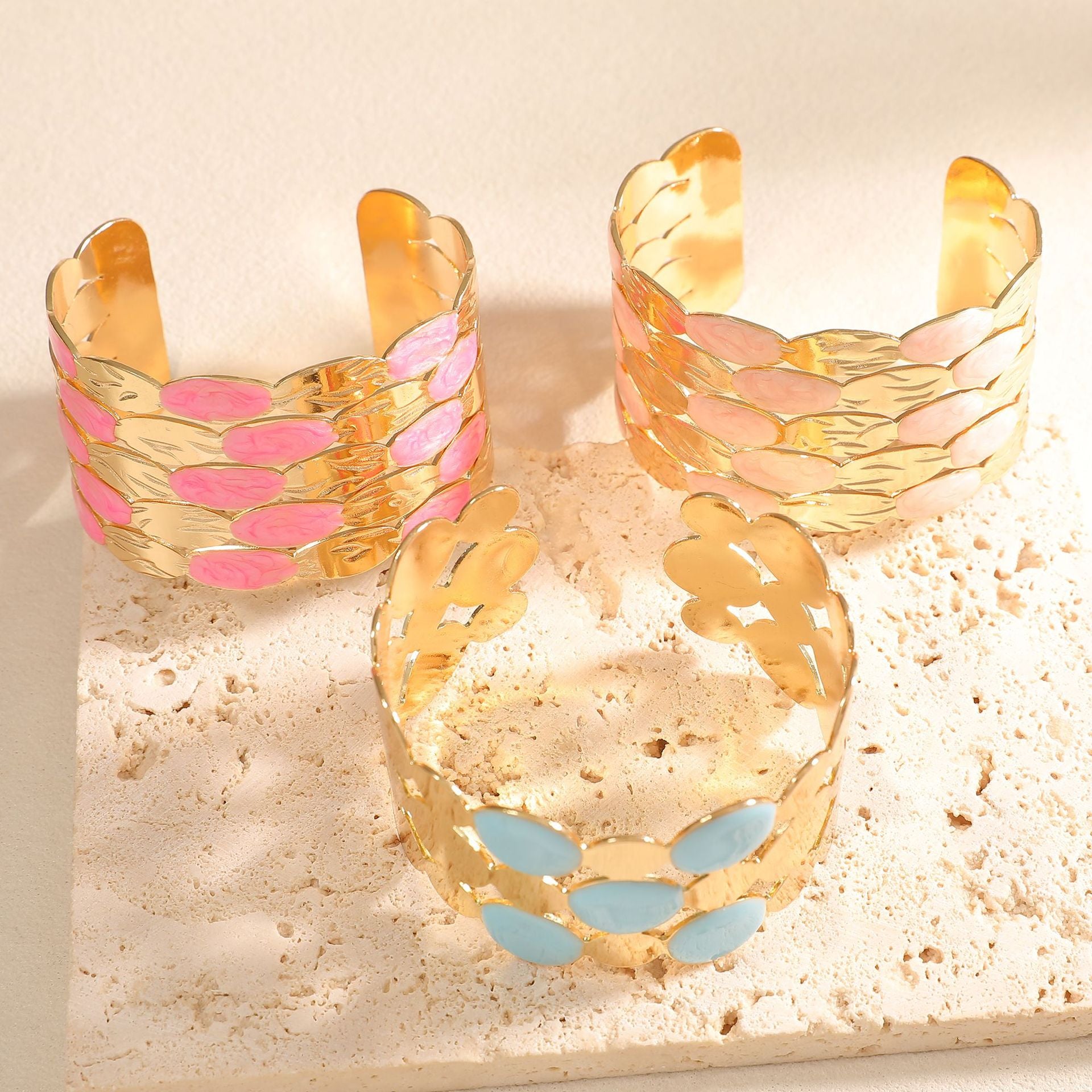 Damen Armreif mit kunstvollem, floralem Motiv Shop Nory