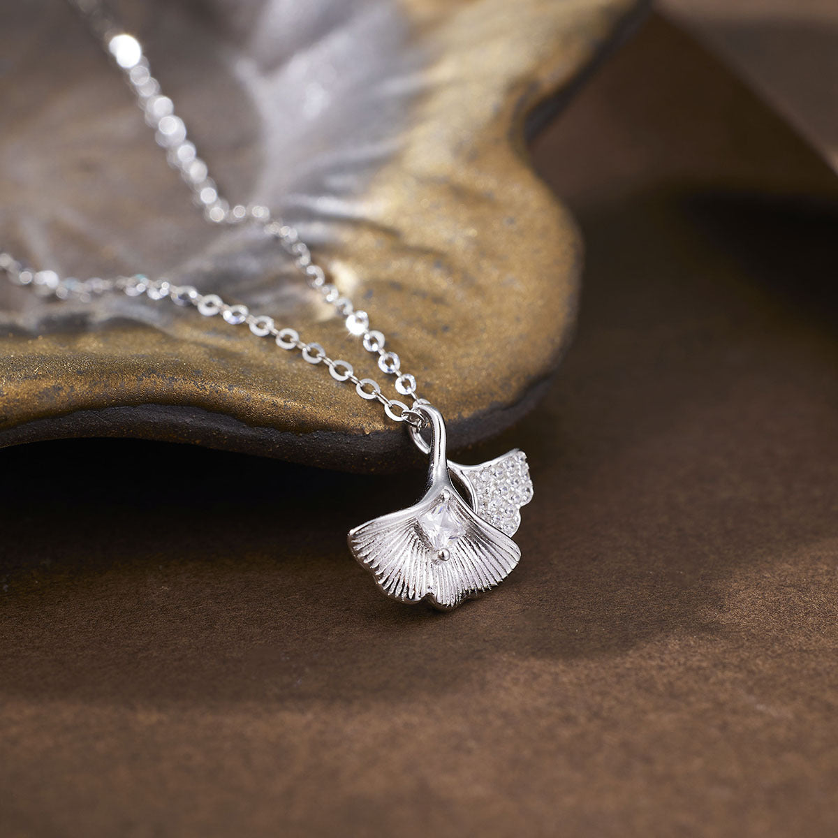 Damen Halskette mit Ginkgo-Blatt-Anhänger und funkelnden Zirkonia Shop Nory