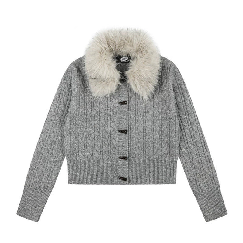 Damen Kurze Zopfmuster-Strickjacke mit abnehmbarem Kunstpelzkragen und Knebelknopfverschluss Shop Nory