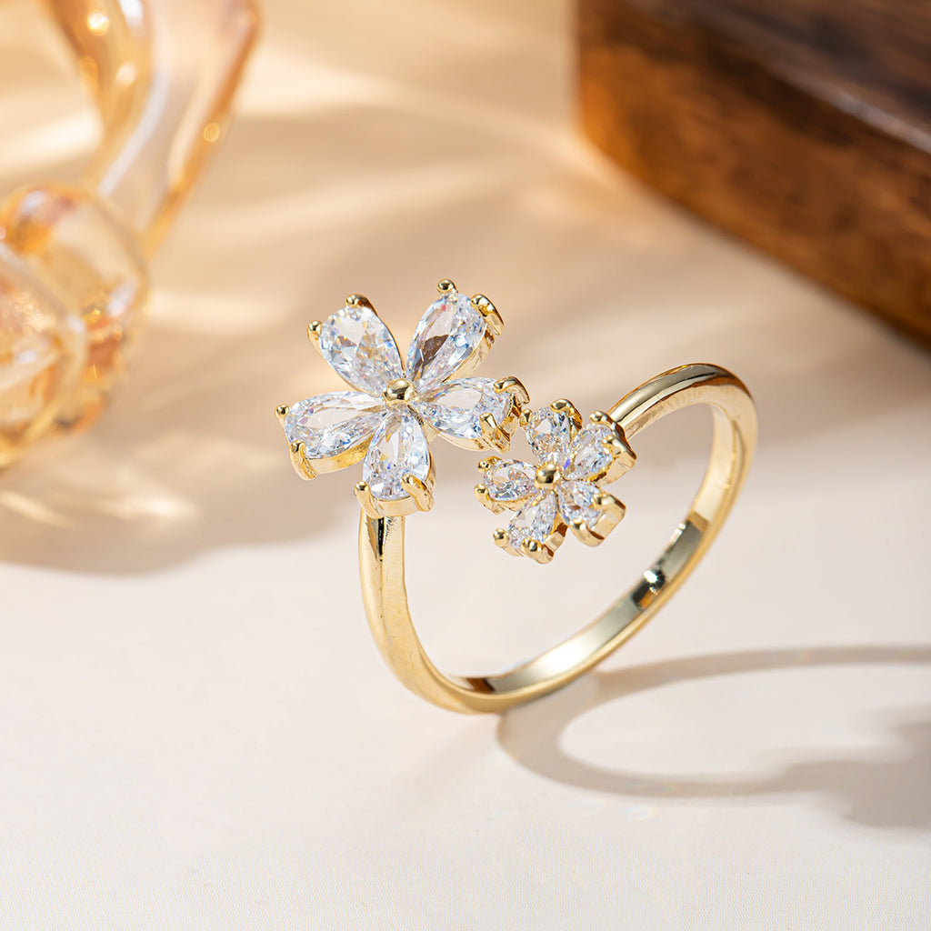 Damenring mit filigranem Blumenmuster und funkelnden Zirkonia Shop Nory