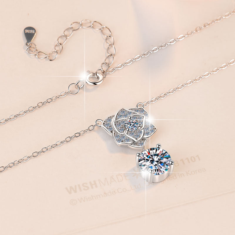 Damen Halskette mit filigranem Rosenanhänger und strahlendem Kristall Shop Nory