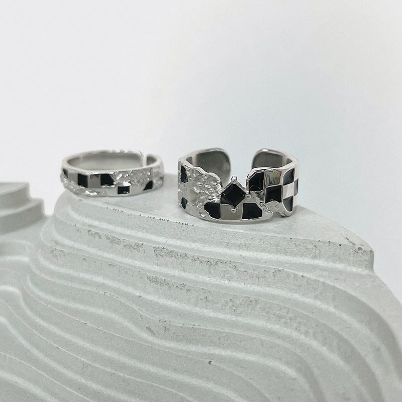 Damenring mit einzigartigem, strukturiertem Design und schimmerndem Akzent Shop Nory