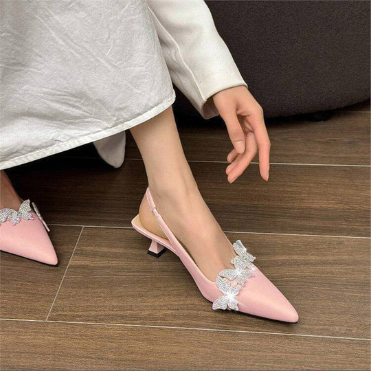 Damen Elegante spitz zulaufende Slingback‑Pumps mit sculpted Kitten‑Absatz und Kristall‑Schmetterlingsapplikation Shop Nory