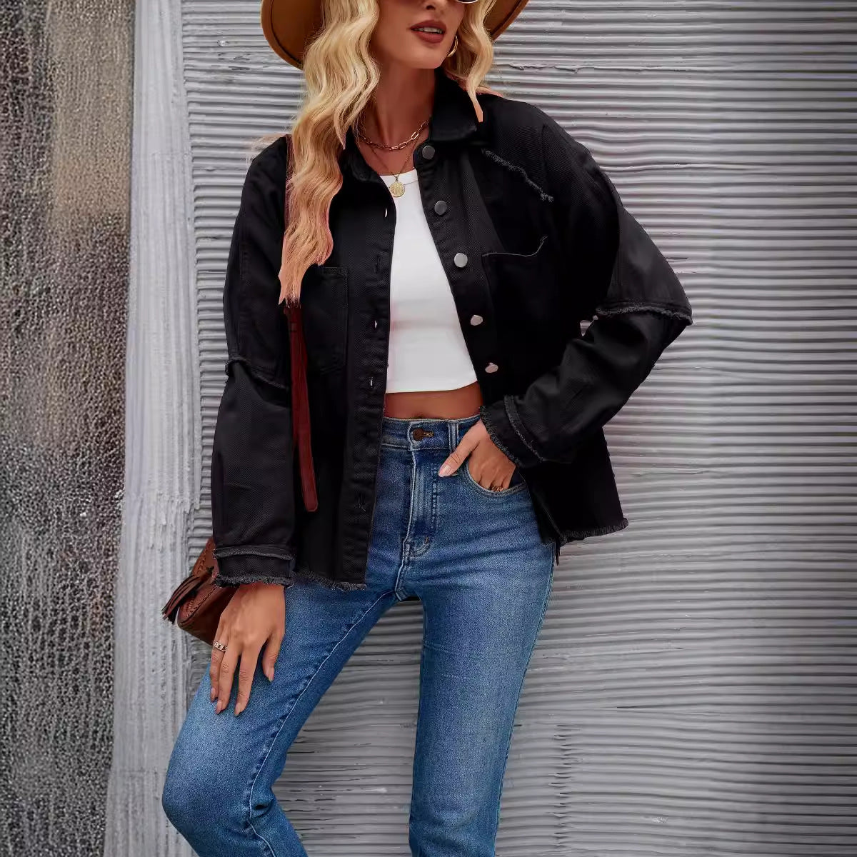 Damen Denimjacke mit lässigem Schnitt und fransigen Details