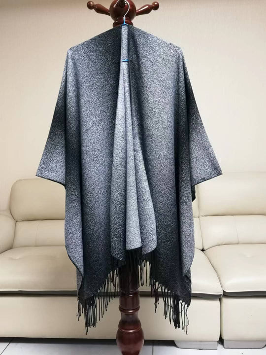 Damen Cape-Poncho aus leichtem Glanzstrick mit Ombre-Effekt und Fransensaum Shop Nory