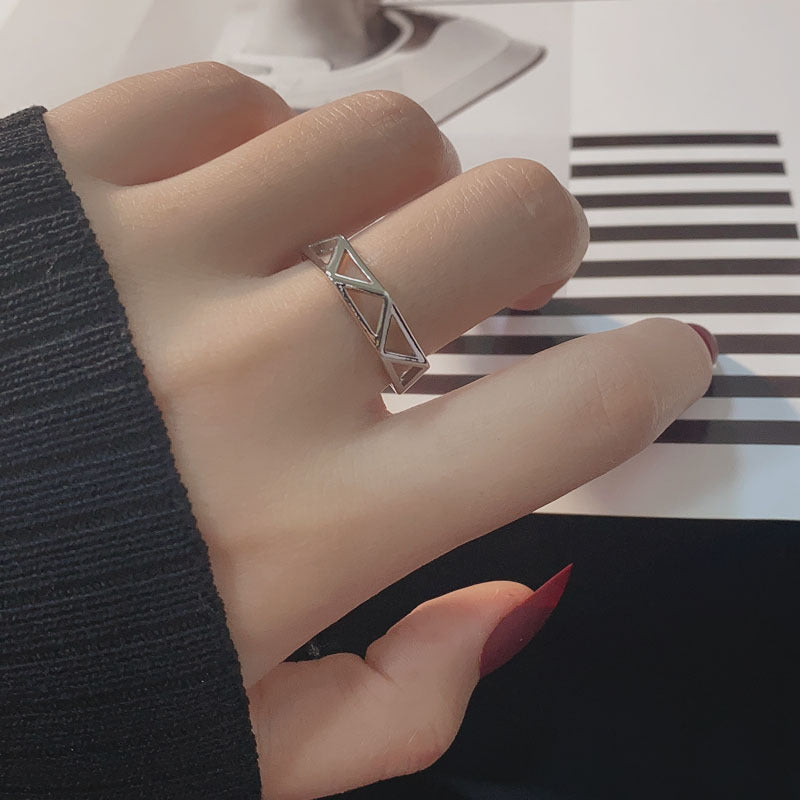 Damenring aus hochwertigem Edelstahl mit erhabenem Design und filigraner Verzierung Shop Nory