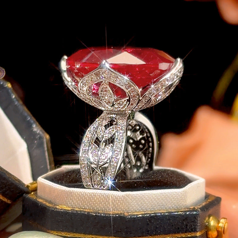 Vintage filigrane Cocktailring mit großem rotem Kristallzentrum und Pavé-Zirkonia-Akzenten