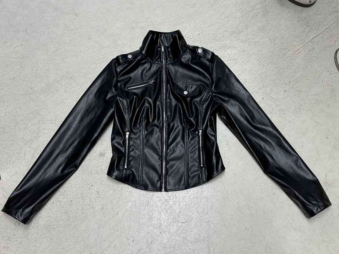 Damen nan taillierte Kunstleder-Bikerjacke mit Stehkragen, Schulterpatten und Reißverschlusstaschen Shop Nory