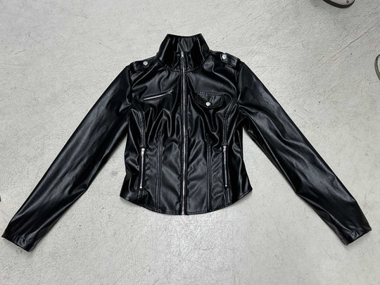 Damen nan taillierte Kunstleder-Bikerjacke mit Stehkragen, Schulterpatten und Reißverschlusstaschen Shop Nory