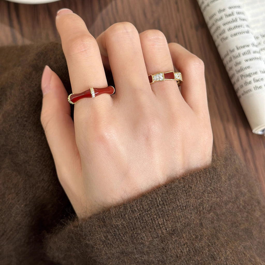 Damenring mit glitzerndem Zirkonia und rotem Akzent Shop Nory