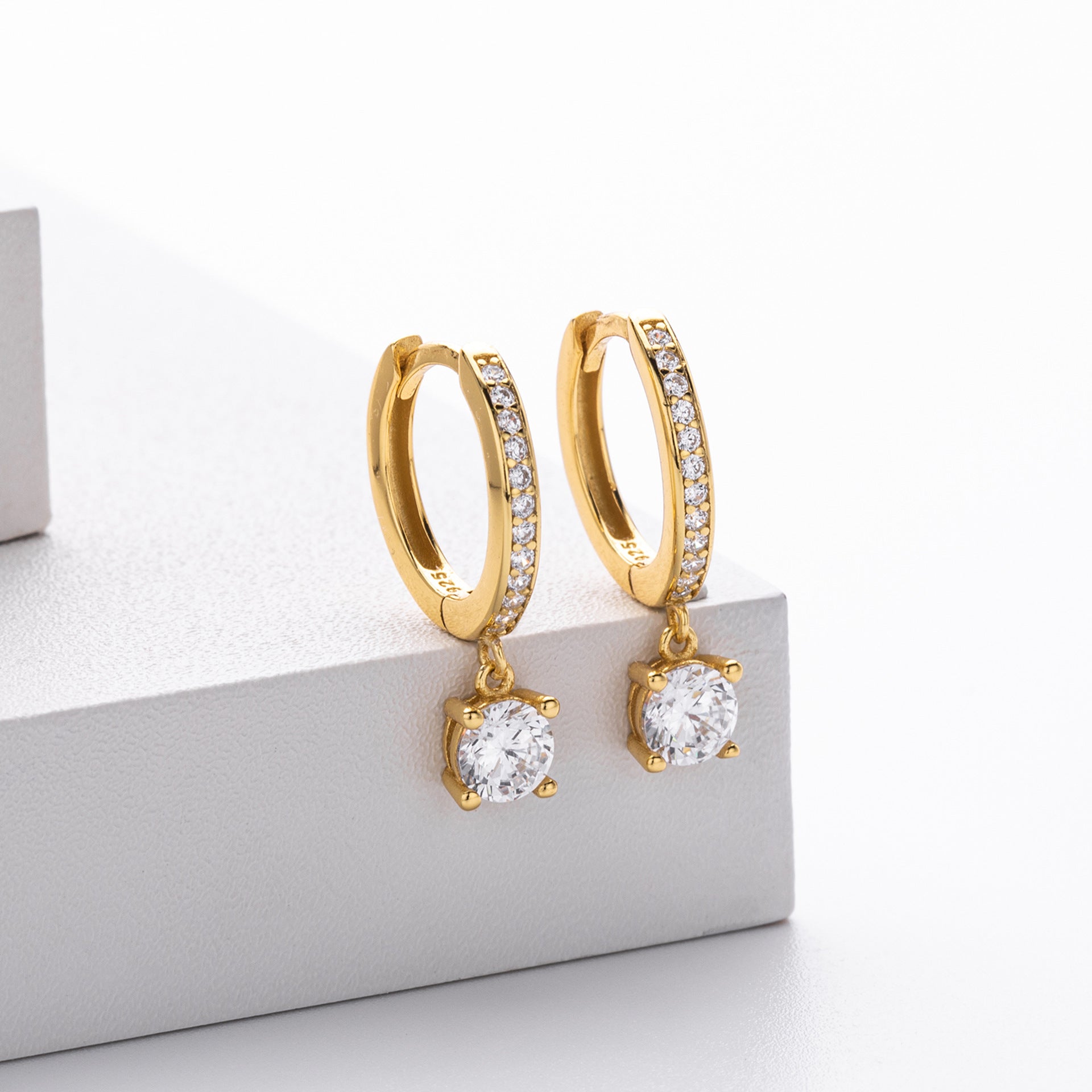 Damen Ohrhänger mit luxuriösen Zirkonia und samtig glänzender 925er Sterling Silberfassung Shop Nory