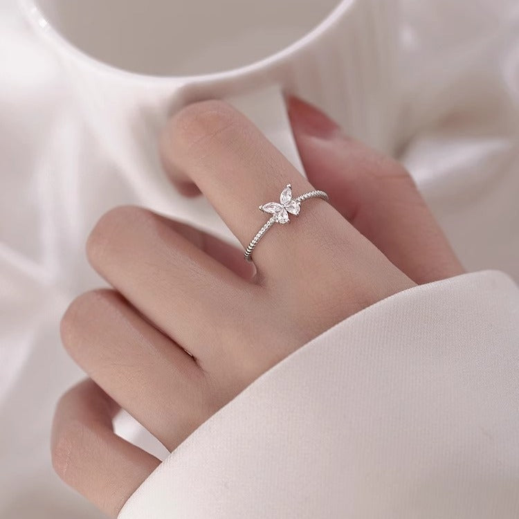 Damen zierlicher Schmetterlingsring mit funkelnden Zirkonia-Shop Nory