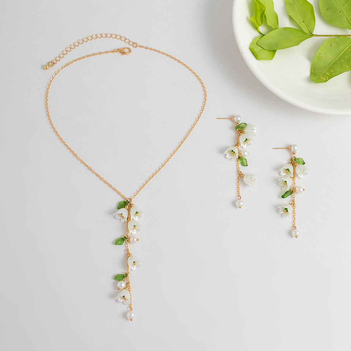 Damen Ohrringe mit floralen Anhängern und Perlenakzenten
