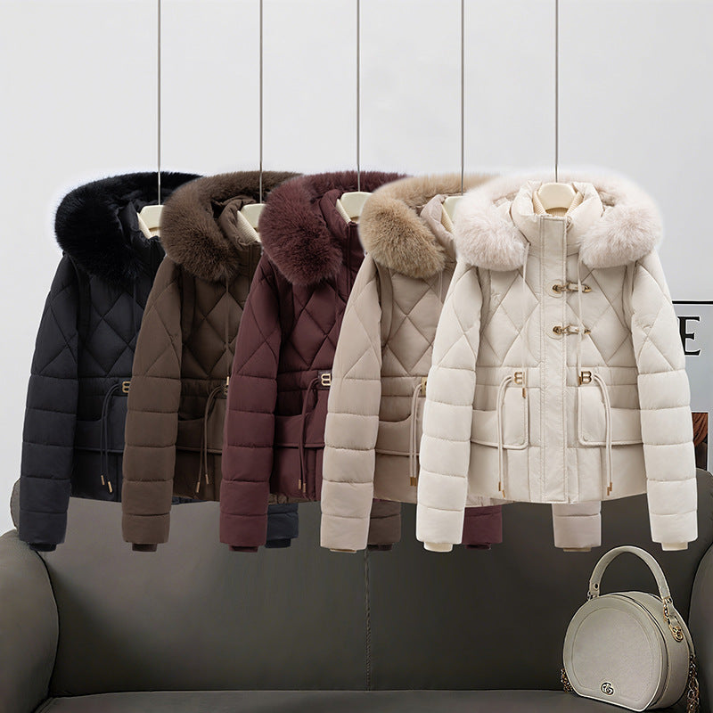 Damen nan kurze gesteppte Kapuzenjacke mit voluminösem Webpelzbesatz, Kordelzugtaillierung und Pattentaschen Shop Nory