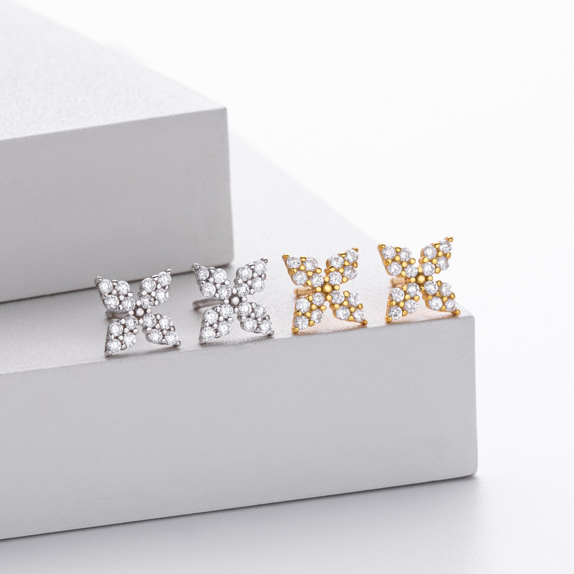 Damen Ohrstecker mit funkelnden Zirkonblüten aus 925 Sterling Silber Shop Nory