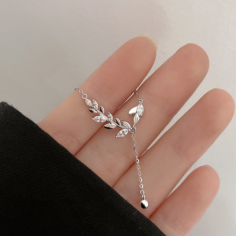 Damen Halskette mit kunstvollen Blumen- und Blättermotiven Shop Nory
