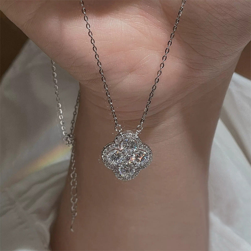Damen Zarte Halskette mit floralen Zirkonia-Details Shop Nory
