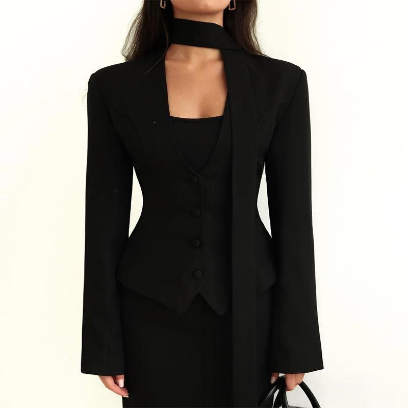 Damen Taillierter Blazer mit Bindeschal und figurbetonter Weste Shop Nory