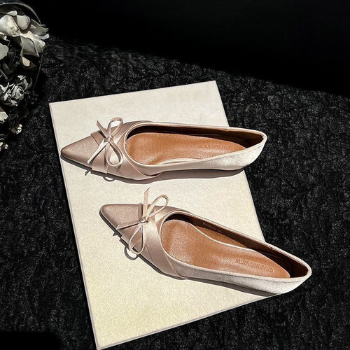 Damen Spitz zulaufende Satin-Ballerinas mit Schleifen-Detail und gepolstertem Komfortfußbett Shop Nory