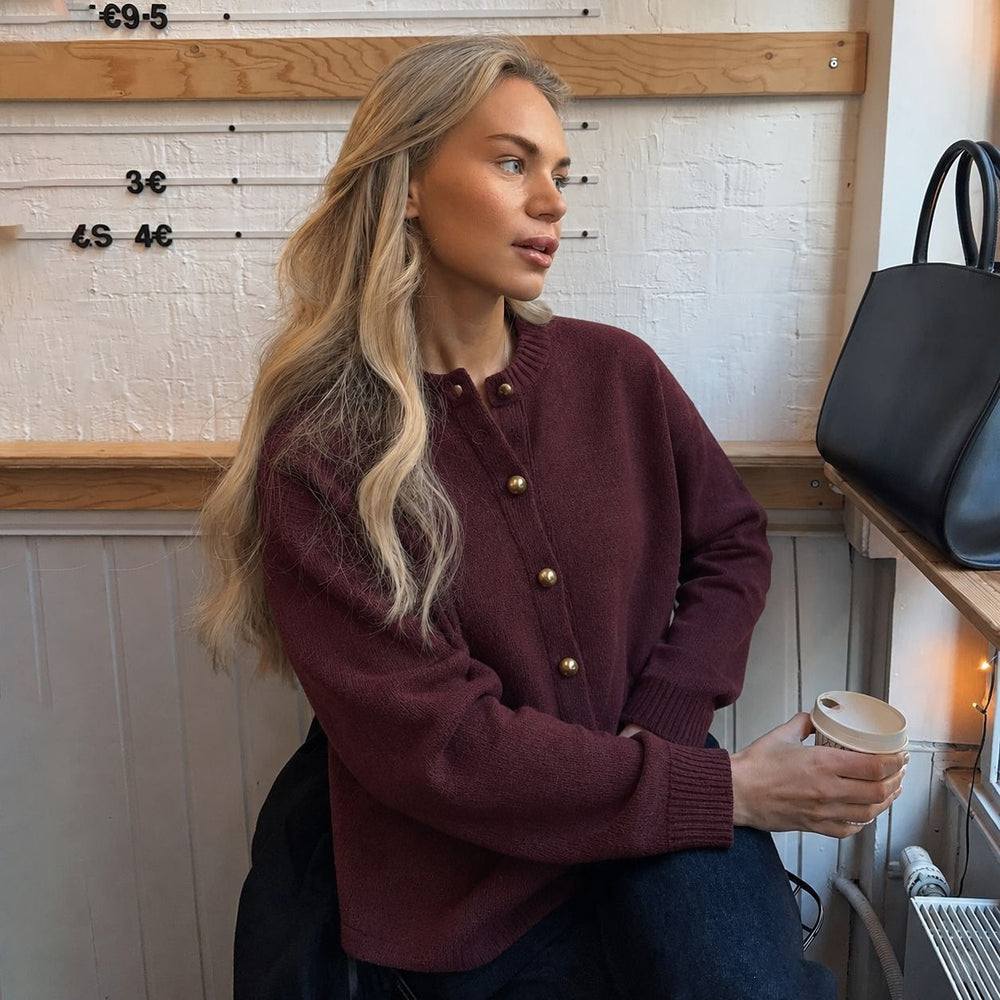 Damen kastiger Feinstrick-Cardigan mit goldfarbenen Zierknöpfen und gerippten Bündchen Shop Nory