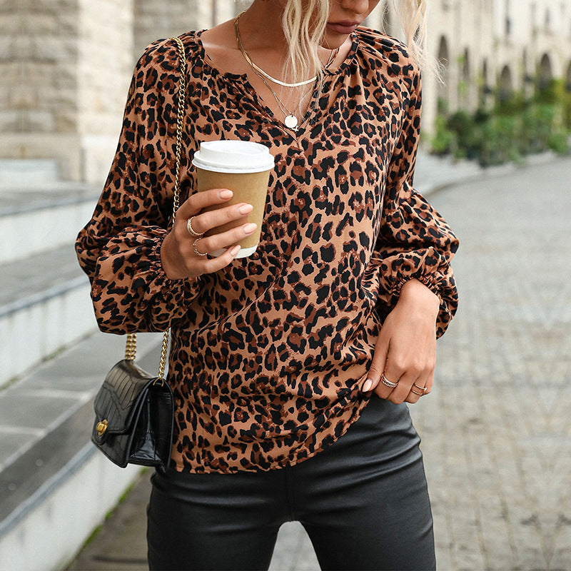 Damen Lässige Viskose-Bluse mit Leopardenprint, V‑Ausschnitt und gesmokten Ärmelbündchen Shop Nory