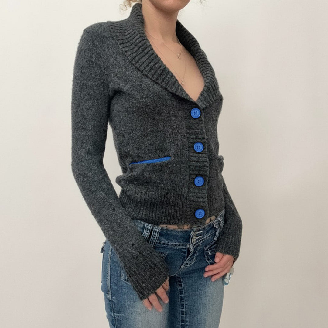 Damen nan kurze Strickjacke mit Schalkragen, Zierknopfleiste und kontrastierenden Taschenpaspeln Shop Nory