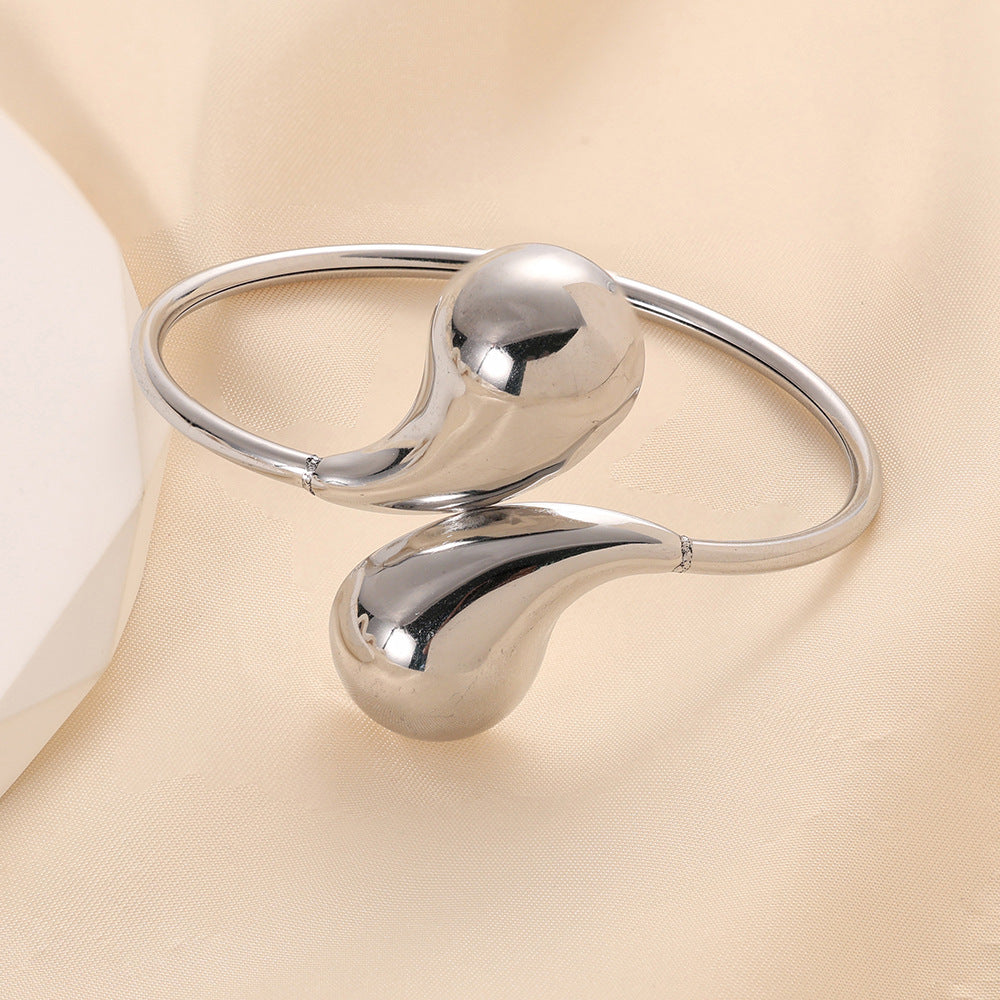 Damen Armreif mit modernem Tropfen-Design und hochwertiger Edelstahloberfläche Shop Nory