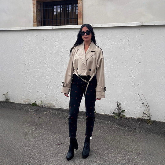 Damen Kurzgeschnittener Trench-Cropped-Mantel mit Taillengürtel, Oversize-Ärmeln und ausgefranstem Saum Shop Nory