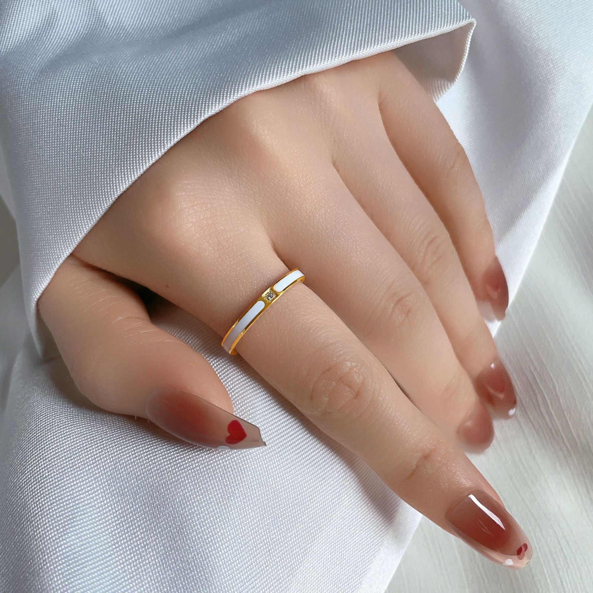 Damen feiner Ring mit eleganter Detailgestaltung und funkelndem Stein Shop Nory