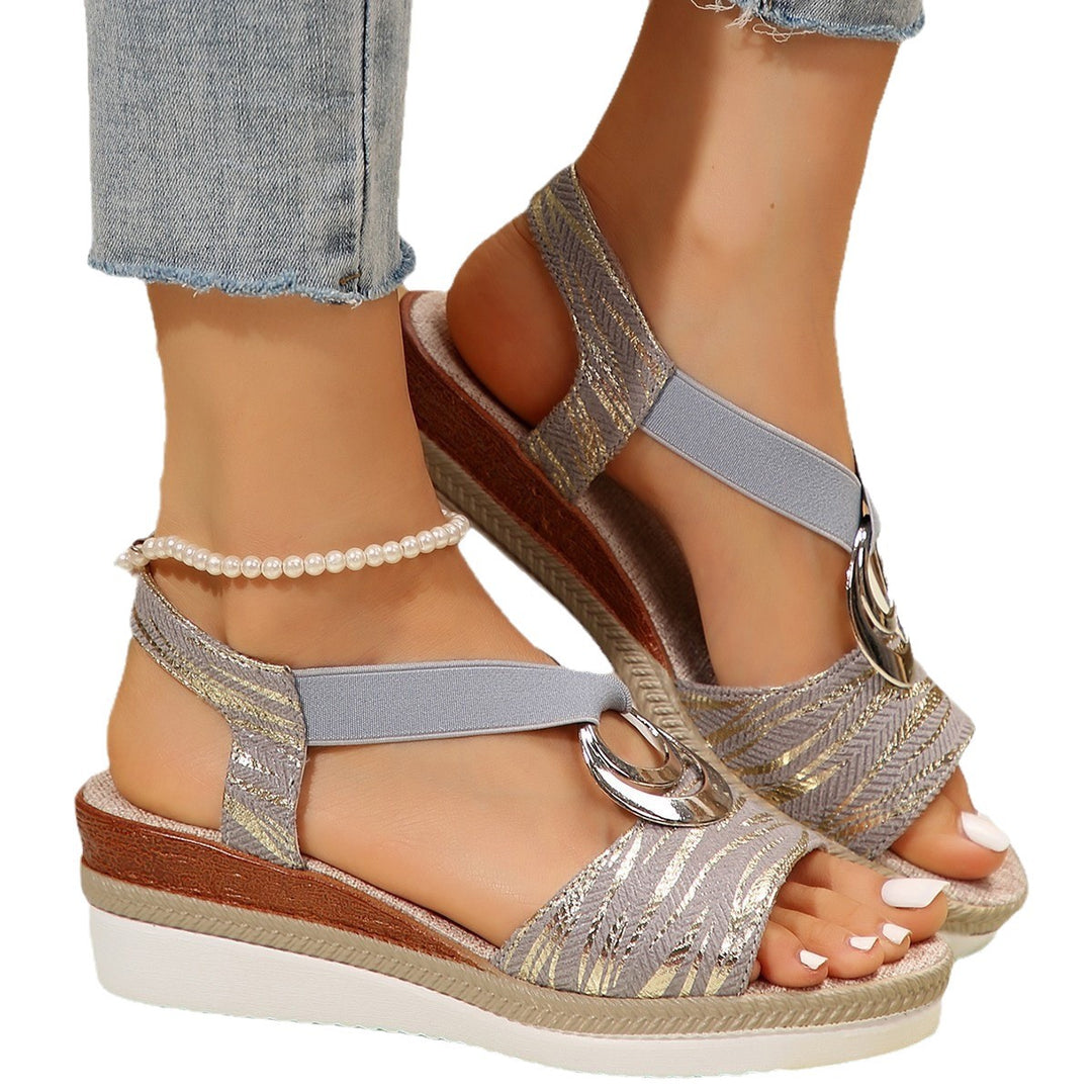 Damen Plateau‑Keil‑Sandalen mit elastischem Riemen, geprägter Metallic‑Optik und dekorativem Ring Shop Nory